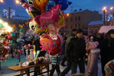 У Чернівцях на відкритті головної ялинки міста безкоштовно роздавали мандарини