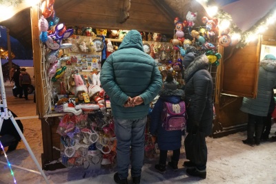 У Чернівцях на відкритті головної ялинки міста безкоштовно роздавали мандарини