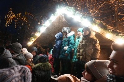 У Чернівцях на відкритті головної ялинки міста безкоштовно роздавали мандарини