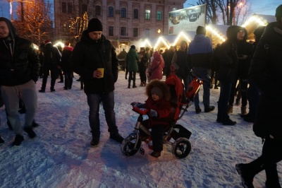 У Чернівцях на відкритті головної ялинки міста безкоштовно роздавали мандарини