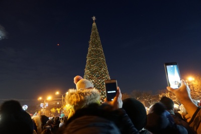 У Чернівцях на відкритті головної ялинки міста безкоштовно роздавали мандарини