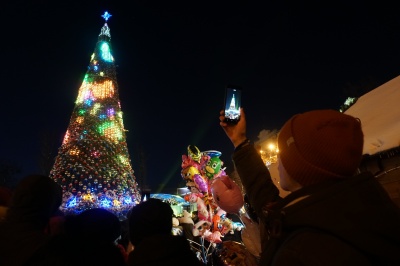 У Чернівцях на відкритті головної ялинки міста безкоштовно роздавали мандарини