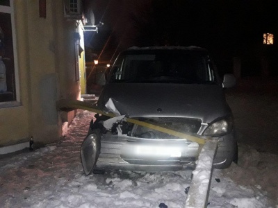 У Чернівцях п’яний водій Mercedes врізався у паркан - фото