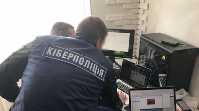 Поліцейські з Буковини допомогли викрити неповнолітнього хакера