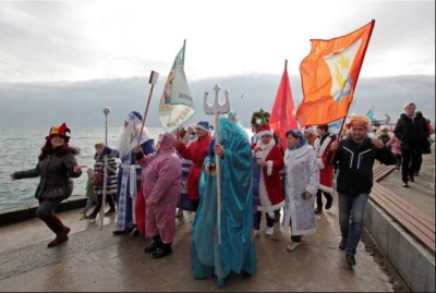 Снігурки у кокошниках та «Нічні вовки»: в окупованій Ялті провели парад Дідів Морозів - фото