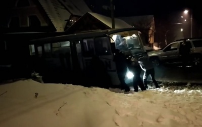 У Чернівцях маршрутка забуксувала у ямі, пасажири намагались виштовхати її - відео