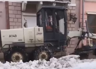 У Чернівцях на вулиці Кобилянської грейдер розчищає тротуари від снігу - відео