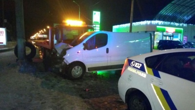 У Чернівцях біля Калинки зіткнулись вантажівка й «бус»: в одного водіїв травми голови
