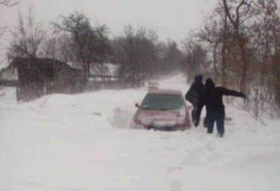 Снігова негода заблокувала дороги села на Буковині, автівки зупинились у заметах - фото