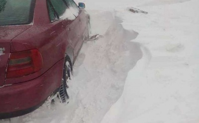 Снігова негода заблокувала дороги села на Буковині, автівки зупинились у заметах - фото