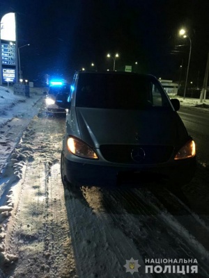 На Буковині затримали водія, який без документів перевозив масштабну партію спирту - фото