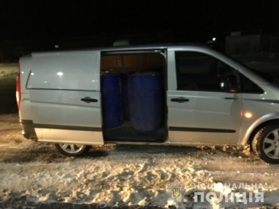 На Буковині затримали водія, який без документів перевозив масштабну партію спирту - фото