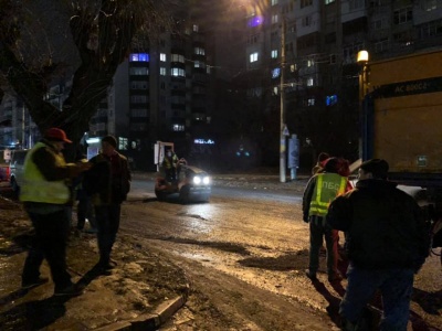 У Чернівцях робітники в мокру погоду ремонтують вулицю Героїв Майдану - фото