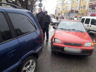 У Чернівцях на Героїв Майдану зіткнулися дві автівки - фото