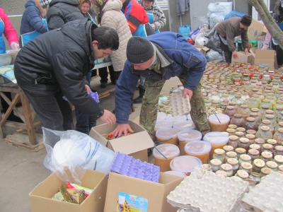 Волонтери із Заставни передали бійцям на передову 37-й вантаж харчів - фото