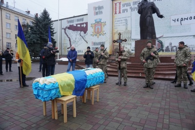 Чернівці попрощалися з молодим бійцем Ігорем Тарновецьким - фото