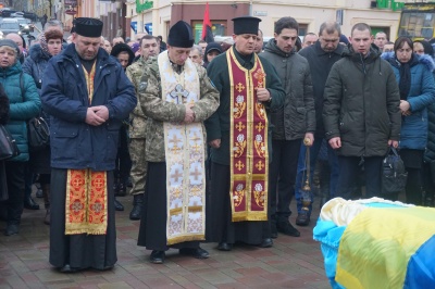 Чернівці попрощалися з молодим бійцем Ігорем Тарновецьким - фото