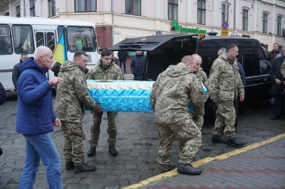 Чернівці попрощалися з молодим бійцем Ігорем Тарновецьким - фото