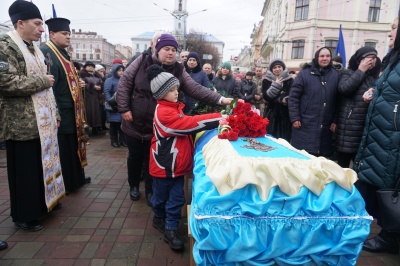 Чернівці попрощалися з молодим бійцем Ігорем Тарновецьким - фото