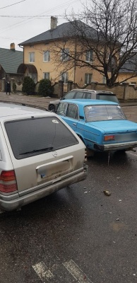 У Чернівцях водій «Жигулів» зіткнувся із «Мерседесом» - фото