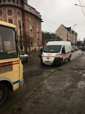 У Чернівцях пасажирка вдарилась і втратила свідомість через різке гальмування маршрутки