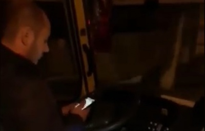 «Навіть відео зміг подивитись»: у Чернівцях водій маршрутки під час руху читав новини на смартфоні