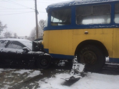 У Чернівцях автівка зіткнулась із тролейбусом: водія легковика забрала швидка - фото