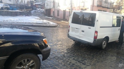 У центрі Чернівців джип зіткнувся з мікроавтобусом - фото