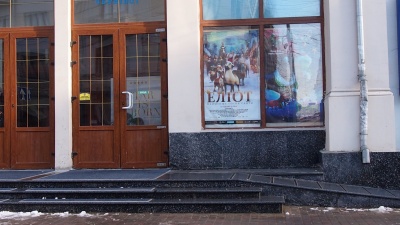 У кінотеатрі «Чернівці» завершили ремонт сходів із пандусом – фото