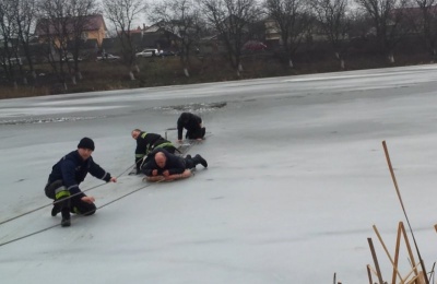 Рятувальники попередили про тонку кригу на озері в парку «Жовтневий»