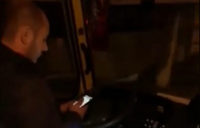 У Чернівцях поліція оштрафувала водія маршрутки, який за кермом читав новини на смартфоні