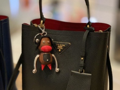 Prada припинила продаж нових аксесуарів після звинувачень у расизмі