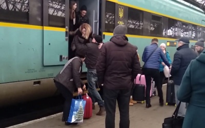 Потяг «Чернівці–Львів» зламався під час рейсу: пасажирів виносили на руках із вагонів