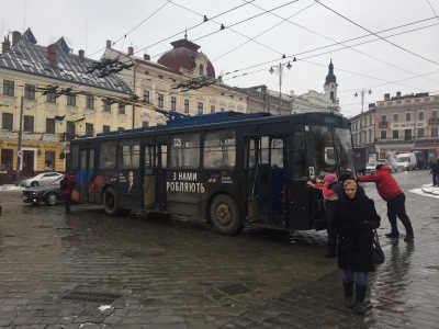 У центрі Чернівців зламався тролейбус: пасажирам власноруч довелось його штовхати - фото