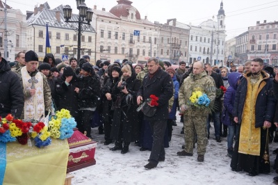 Чернівці попрощалися із загиблим на сході бійцем Віталієм Онуфрейчуком - фото