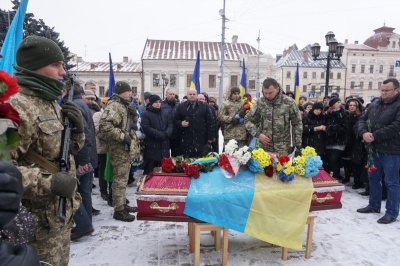 Чернівці попрощалися із загиблим на сході бійцем Віталієм Онуфрейчуком - фото