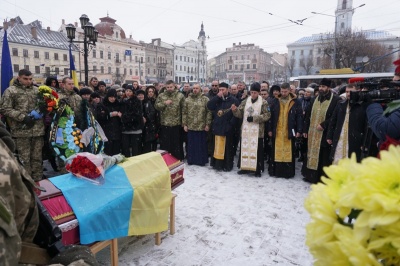 Чернівці попрощалися із загиблим на сході бійцем Віталієм Онуфрейчуком - фото