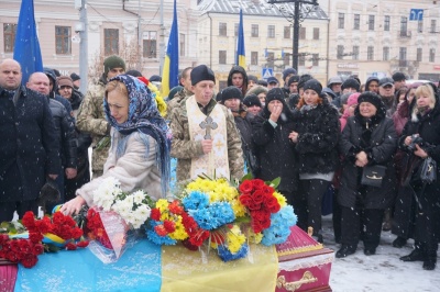 Чернівці попрощалися із загиблим на сході бійцем Віталієм Онуфрейчуком - фото