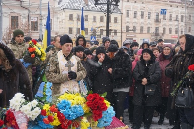 Чернівці попрощалися із загиблим на сході бійцем Віталієм Онуфрейчуком - фото