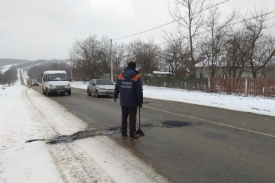 У Сторожинці ремонтують дорогу у снігопад - відео