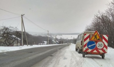 У Сторожинці ремонтують дорогу у снігопад - відео