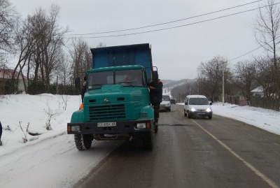 У Сторожинці ремонтують дорогу у снігопад - відео