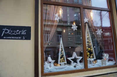 Як у Чернівцях магазини прикрасили свої вітрини до Нового року і Різдва - фото