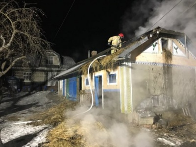 На Буковині ввечері загорілась господарська будівля - відео