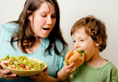 5 шкідливих продуктів, якими ми годуємо дітей щодня