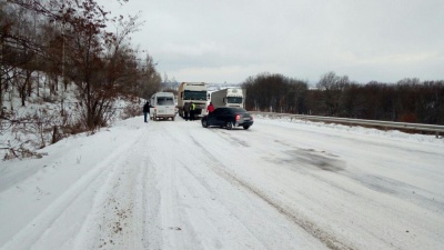 Снігова негода: яка ситуація на автошляхах Буковини - фото