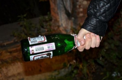 Пляшкою по голові: чернівчанин намагався пограбувати готель на Буковині і побив адміністраторку