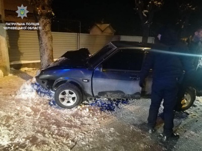 У Чернівцях п'яний водій ВАЗу врізався у дерево - фото