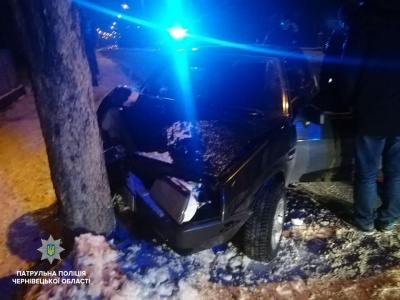 У Чернівцях п'яний водій ВАЗу врізався у дерево - фото