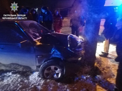 У Чернівцях п'яний водій ВАЗу врізався у дерево - фото